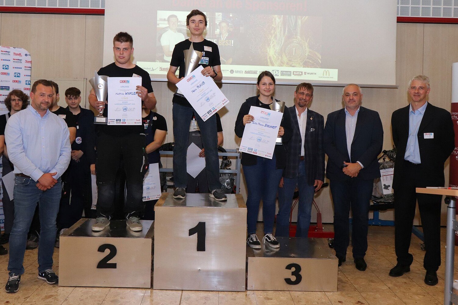 Die Wiener Landessieger der Kfz-Techniker: Dieter Merkl (BR Stv.), Matthias Winkler (2. Platz), Felix Raub (1. Platz), Taita-Theres Ekelhardt (3. Platz), Georg Ringseis (LIM Wien), Ernst Bauer (BDS), Thomas Rab (v.l.)