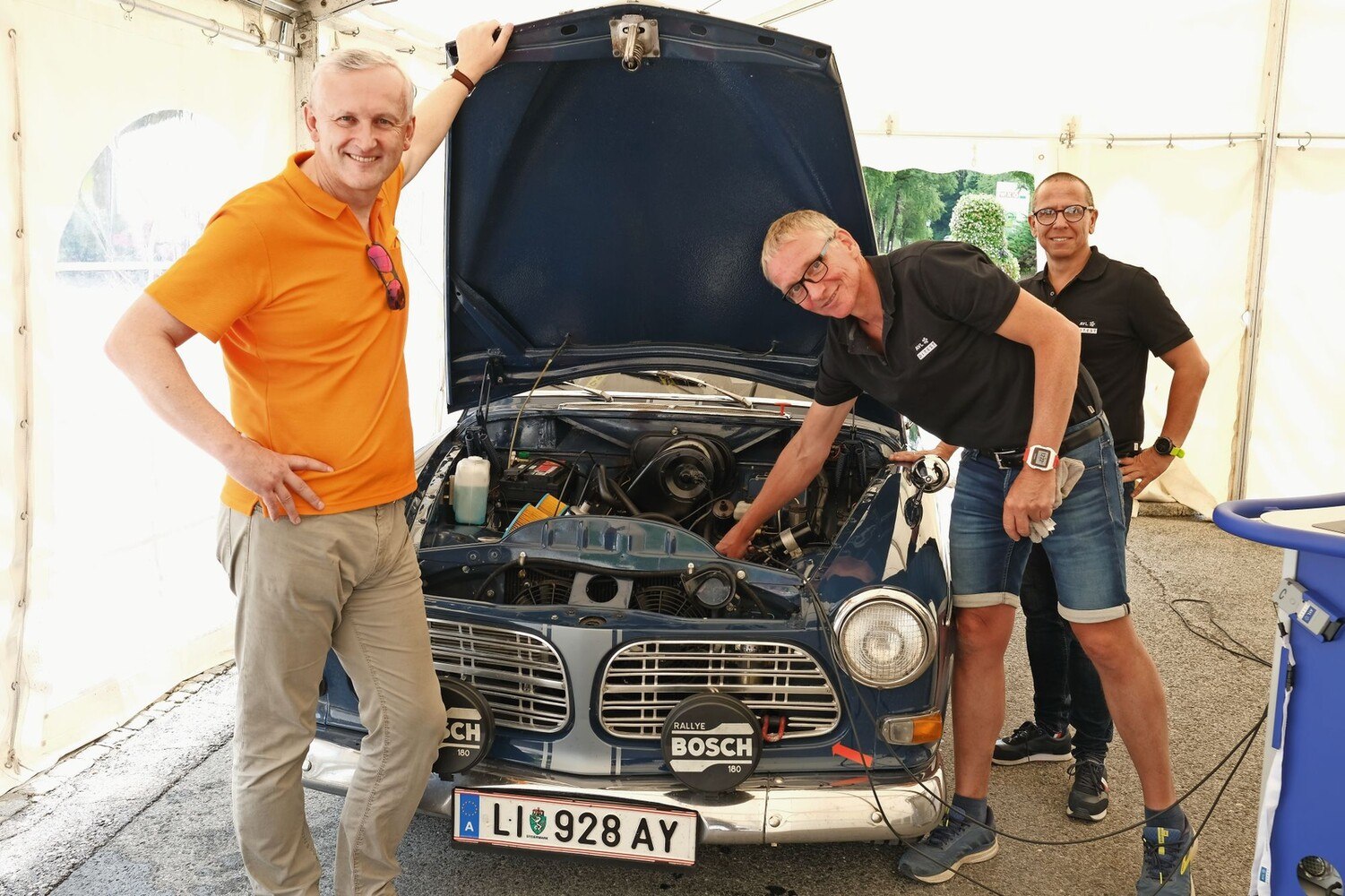 Dieser Volvo P1200 S aus dem Jahr 1958 zeigte sich bei der Überprüfung makellos. Die AVL Ditest-Diagnostiker Michael Helmert (M.) und Olaf Schänzer (r.) ­gratulieren Ennstal-Classic-Teilnehmer Alexander Deopito zu seinem bestens gepflegten Schweden, der schon 2018 Gesamtsieger wurde. © Peter Seipel / ÖWV