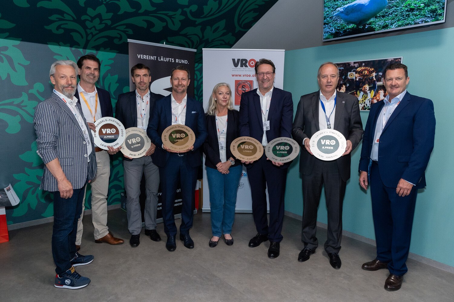 v.l.n.r.: VRÖ-Vorstand Peter Wondraschek, Christoph Bonner (Sales Manager Continental Reifen Austria), Roland Steinberger (GF Michelin Österreich), Martin Krauss (Country Manager Bridgestone Europe, Niederlassung Österreich), VRÖ-Managerin Renate Okermüller, Tassilo Rodlauer (General Manager Austria, Director Sales Consumer Goodyear Austria), Günther Riepl (Senior Sales Director Central-East Europe Falken Tyre), VRÖ-Vorstand Hermann Hladky.  © Hofer