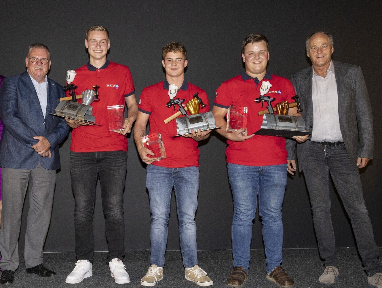 Karosseriebau-Sieger und Gratulanten: BIM Stv. Manfred Kubik, Marcel Podesser (2. Platz), Tobias Uitz (1. Platz), Jakob Auinger (3. Platz), Gerhard Berger (v.l.) © DieFotografen