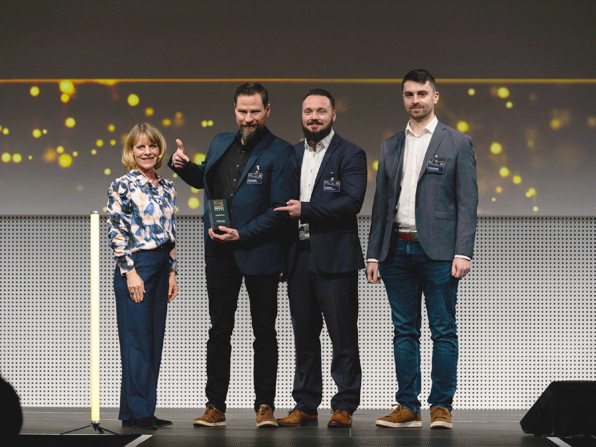 Copyright: MM Maschinenmarkt / BU: Ute Drescher (Chefredakteurin „Konstruktionspraxis“ und „elektrotechnik“) übergab den Award „Best in Production: Vernetzte Systeme ” an Thomas Smolka (Manager Product Management), Daniel Kobel (Product Owner autinityDAP) und Andreas Schröter (Team Coordinator Development) (v.l.).