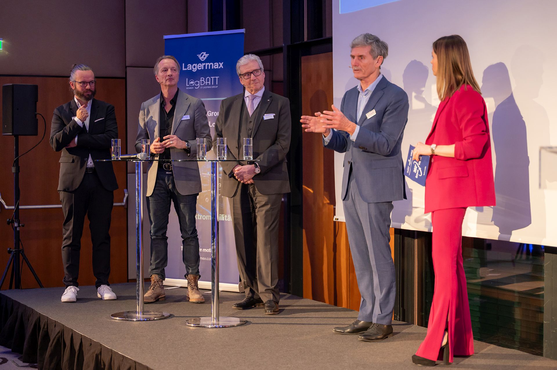 Copyright: Ziegelwanger / BU: Michael Ausserdorfer (Frikus Transportlogistik), Michael Knobloch (LogBatt), Alexander Friesz (CEO Lagermax Group), Ferdinand Dudenhöffer (Autoexperte), Kristina Inhof (Moderation) (v.l.).