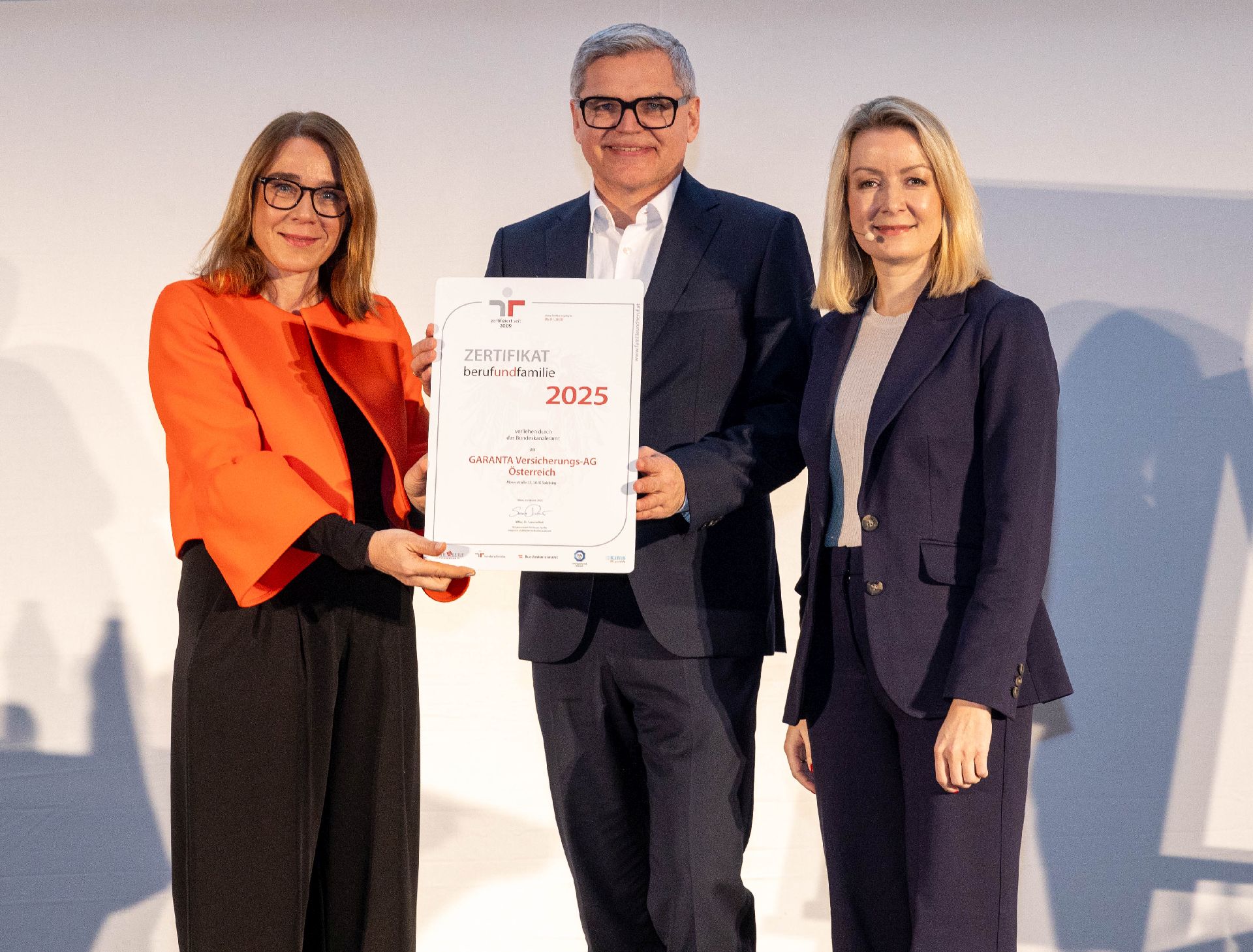 Copyright: Harald Schlossko / BU: Martina Emhofer (Garanta Personalverantwortliche), Stefan Traunmüller (Garanta Geschäftsführung), Bernadett Humer (Sektionschefin für Familie und Jugend im Bundeskanzleramt) (v.l.).