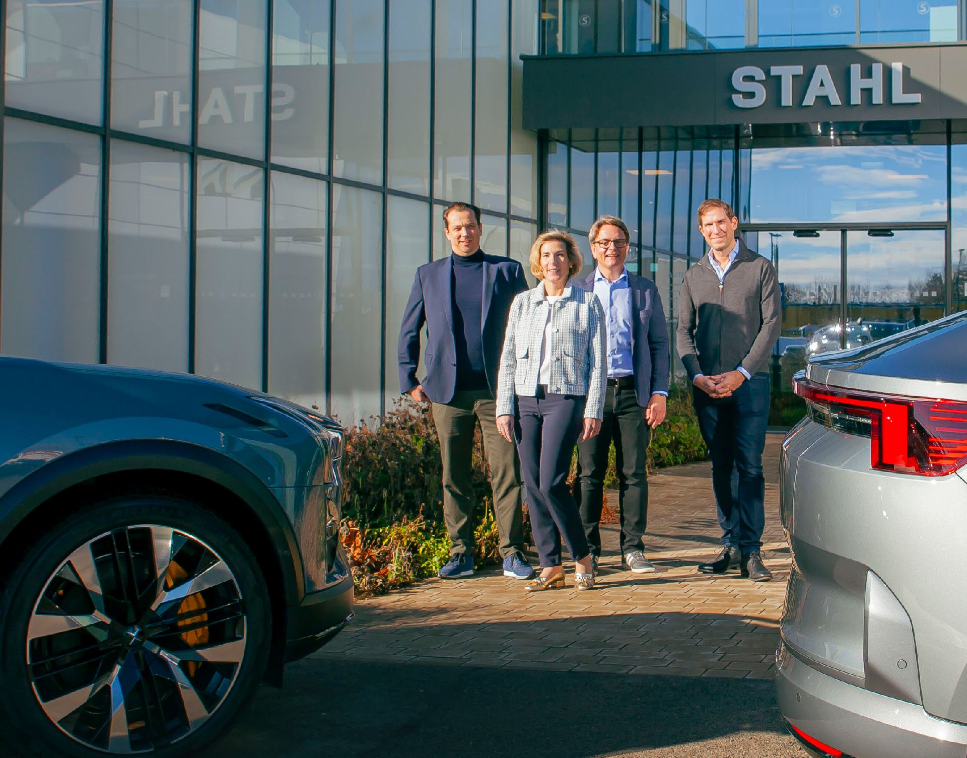 Copyright: Auto Stahl / BU: Ferdinand Schelberger (Geschäftsführer Polestar Österreich), Isabella und Gernot Keusch (Eigentümer Auto Stahl), Lukas Steiner (Head of Operations Polestar Österreich) (v.l.)