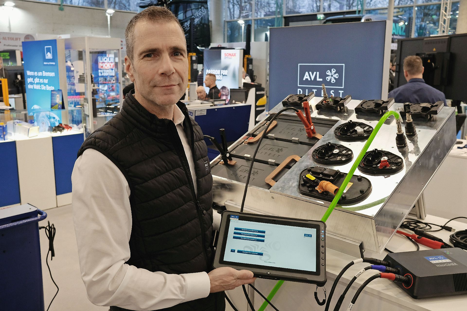 Copyright: Peter Seipel / BU: AVL DiTest Area Sales Manager Otto Loacker stellte auf der AutoZum 2025 in Salzburg die neuesten Prüfgeräte für freie und Vertragswerkstätten vor.