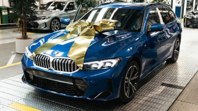 Copyright: BMW Group / BU: Der Jubiläums-BMW 330e ist ein Plug-in-Hybrid und für den britischen Markt bestimmt.