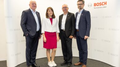 Copyright: Bosch/APA Fotoservice/Juhasz / BU: Helmut Weinwurm (Bosch Österreich-Chef), Agnes Mazzei (Leiterin Unternehmenskommunikation Bosch Österreich), Peter Kalt (Engineering-Abteilungsleiter Bosch Österreich), Peter Schröckelsberger (Personalleiter Bosch Österreich) (v.l.)