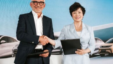 Copyright: BYD / Philipp Lipiarski / BU: Stella Li, Executive Vice President von BYD und Herbert Eibensteiner, CEO der voestalpine AG geben die Kooperation bekannt.