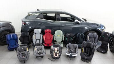 Kindersitze vor einem Auto.