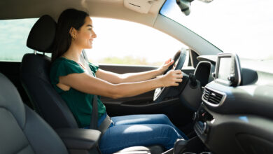 Frau am Steuer im Auto