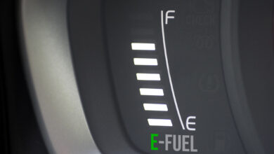 Tankanzeige in einem Auto E-Fuel